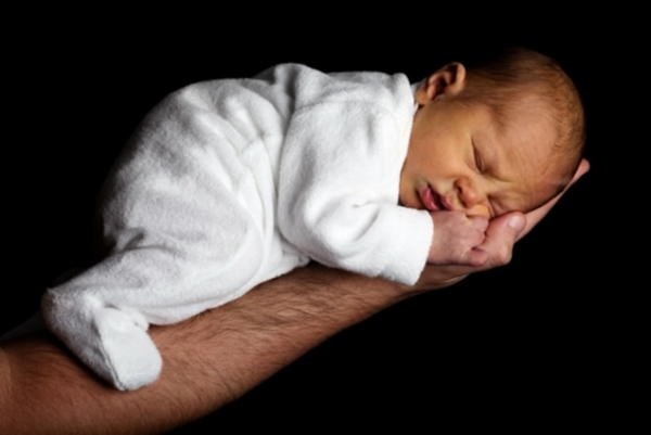 ¿Cuál es la mejor manera de sujetar/coger al bebé una vez operado?