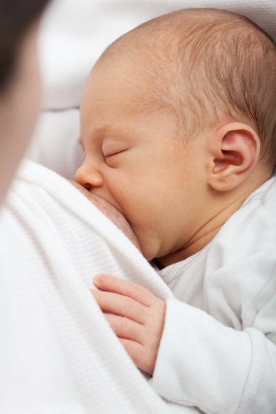 ¿Es recomendable que el bebé vaya a la operación y post-operatorio con una alimentación basada en la lactancia materna?